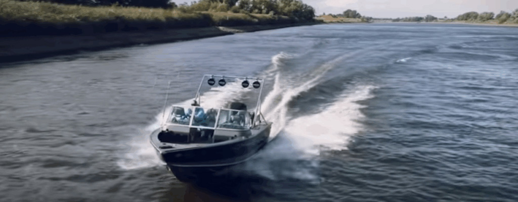 pic of Hertz boat racing Mustang